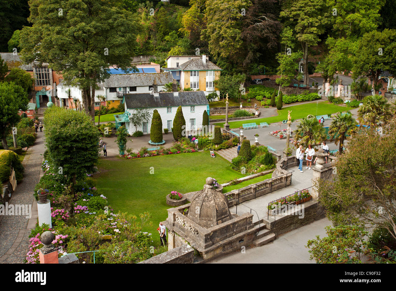 Giardini Botanici nel villaggio di Portmeirion fondata da Welsh architekt Sir Clough Williams-Ellis nel 1926 Portmeirion Wales UK Foto Stock