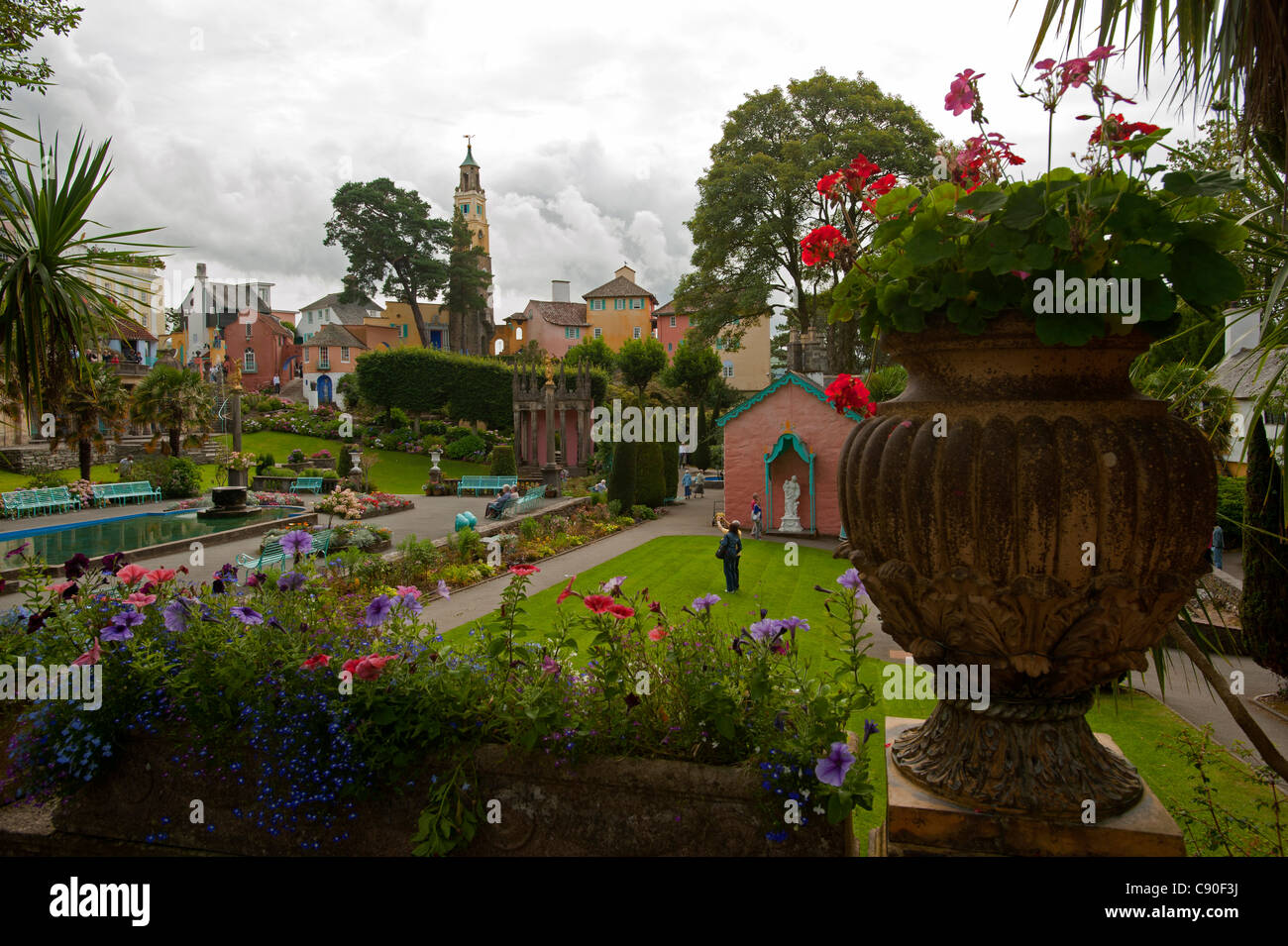 Giardini botanici del villaggio di Portmeirion fondata da Welsh architekt Sir Clough Williams-Ellis nel 1926 Portmeirion Galles U Foto Stock Giardini botanici del villaggio di Portmeirion fondata da Welsh architekt Sir Clough Williams-Ellis nel 1926 Portmeirion Galles U Foto Stock