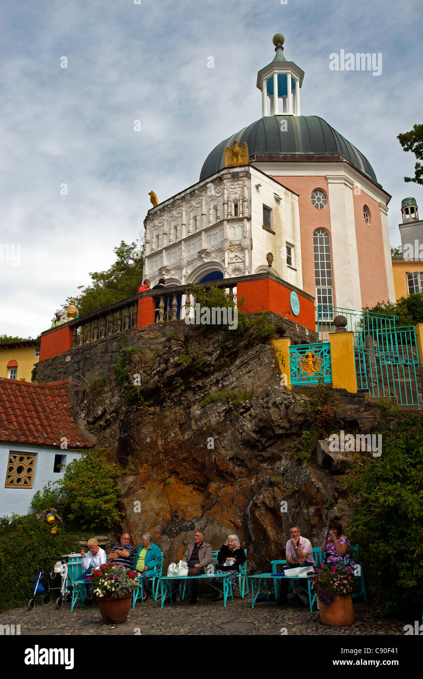Cafe nel villaggio di Portmeirion, fondata da Welsh architekt Sir Clough Williams-Ellis nel 1926, Portmeirion, Wales, Regno Unito Foto Stock Cafe nel villaggio di Portmeirion, fondata da Welsh architekt Sir Clough Williams-Ellis nel 1926, Portmeirion, Wales, Regno Unito Foto Stock