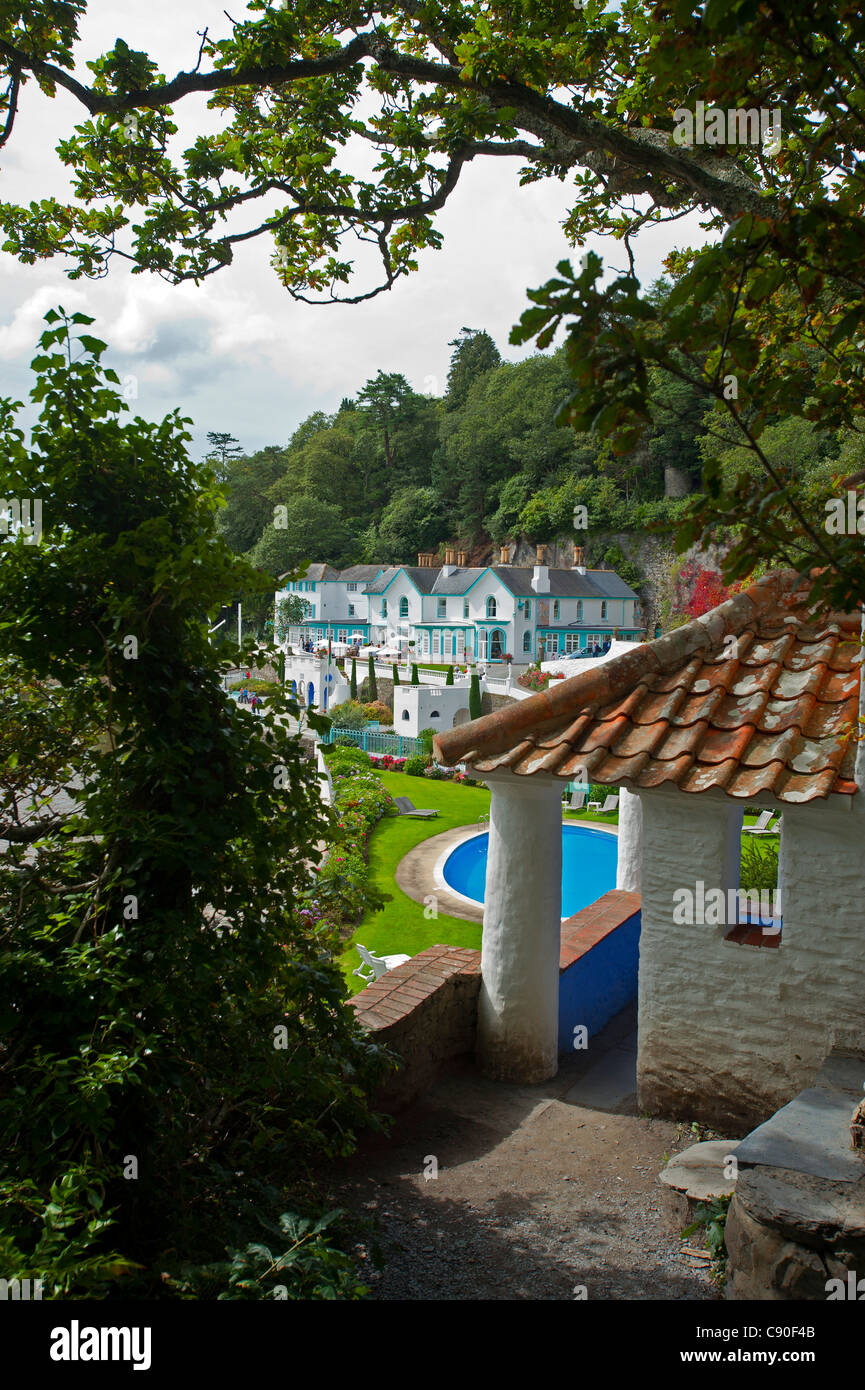 Il villaggio di Portmeirion, fondata da Welsh architekt Sir Clough Williams-Ellis nel 1926, Portmeirion, Wales, Regno Unito Foto Stock Il villaggio di Portmeirion, fondata da Welsh architekt Sir Clough Williams-Ellis nel 1926, Portmeirion, Wales, Regno Unito Foto Stock