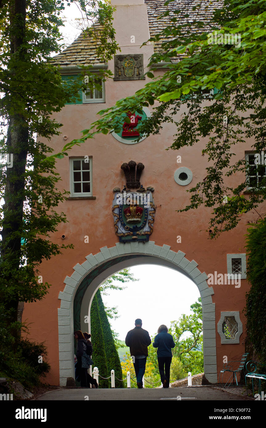 Arco di ingresso al villaggio di Portmeirion, fondata da Welsh architekt Sir Clough Williams-Ellis nel 1926, Wales, Regno Unito Foto Stock Arco di ingresso al villaggio di Portmeirion, fondata da Welsh architekt Sir Clough Williams-Ellis nel 1926, Wales, Regno Unito Foto Stock