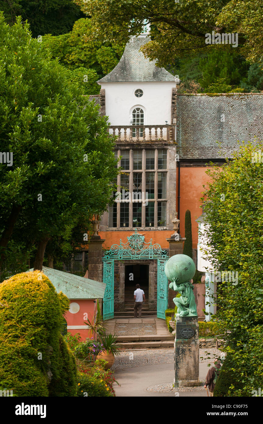 Il municipio con la statua di Ercole il villaggio di Portmeirion fondata da Welsh architekt Sir Clough Williams-Ellis nel 1926 Wales UK Foto Stock Il municipio con la statua di Ercole il villaggio di Portmeirion fondata da Welsh architekt Sir Clough Williams-Ellis nel 1926 Wales UK Foto Stock