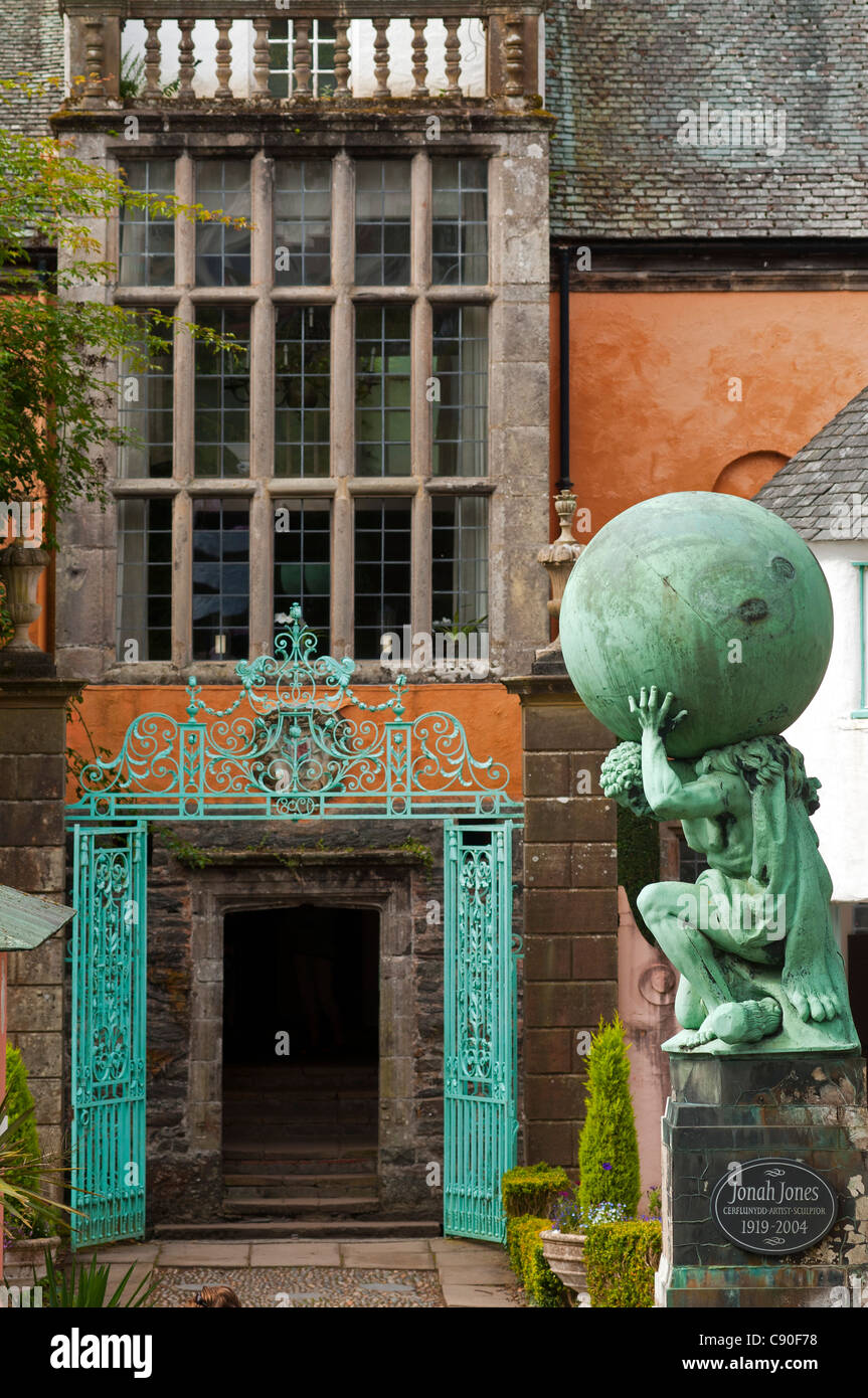 Hercules statua al di fuori del municipio villaggio di Portmeirion fondata da Welsh architekt Sir Clough Williams-Ellis nel 1926 Galles Foto Stock Hercules statua al di fuori del municipio villaggio di Portmeirion fondata da Welsh architekt Sir Clough Williams-Ellis nel 1926 Galles Foto Stock