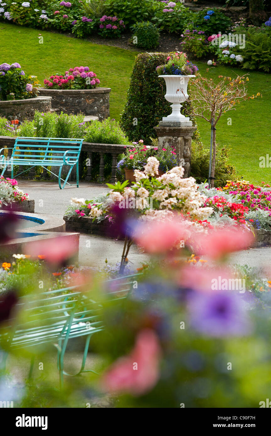 I giardini botanici nel villaggio di Portmeirion, fondata da Welsh architekt Sir Clough Williams-Ellis nel 1926, Wales, Regno Unito Foto Stock I giardini botanici nel villaggio di Portmeirion, fondata da Welsh architekt Sir Clough Williams-Ellis nel 1926, Wales, Regno Unito Foto Stock