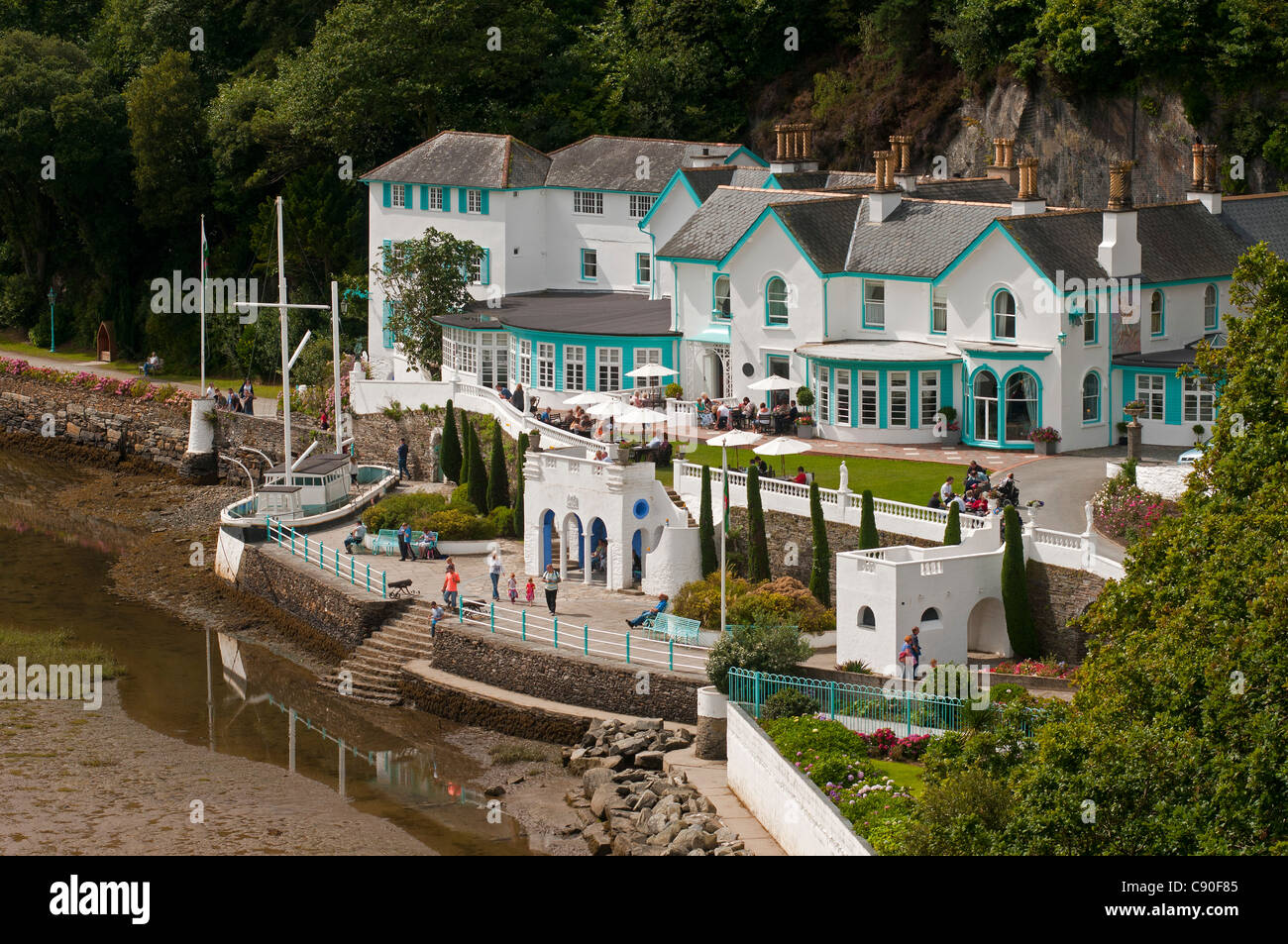 Il villaggio di Portmeirion, fondata da Welsh architekt Sir Clough Williams-Ellis nel 1926, Wales, Regno Unito Foto Stock Il villaggio di Portmeirion, fondata da Welsh architekt Sir Clough Williams-Ellis nel 1926, Wales, Regno Unito Foto Stock