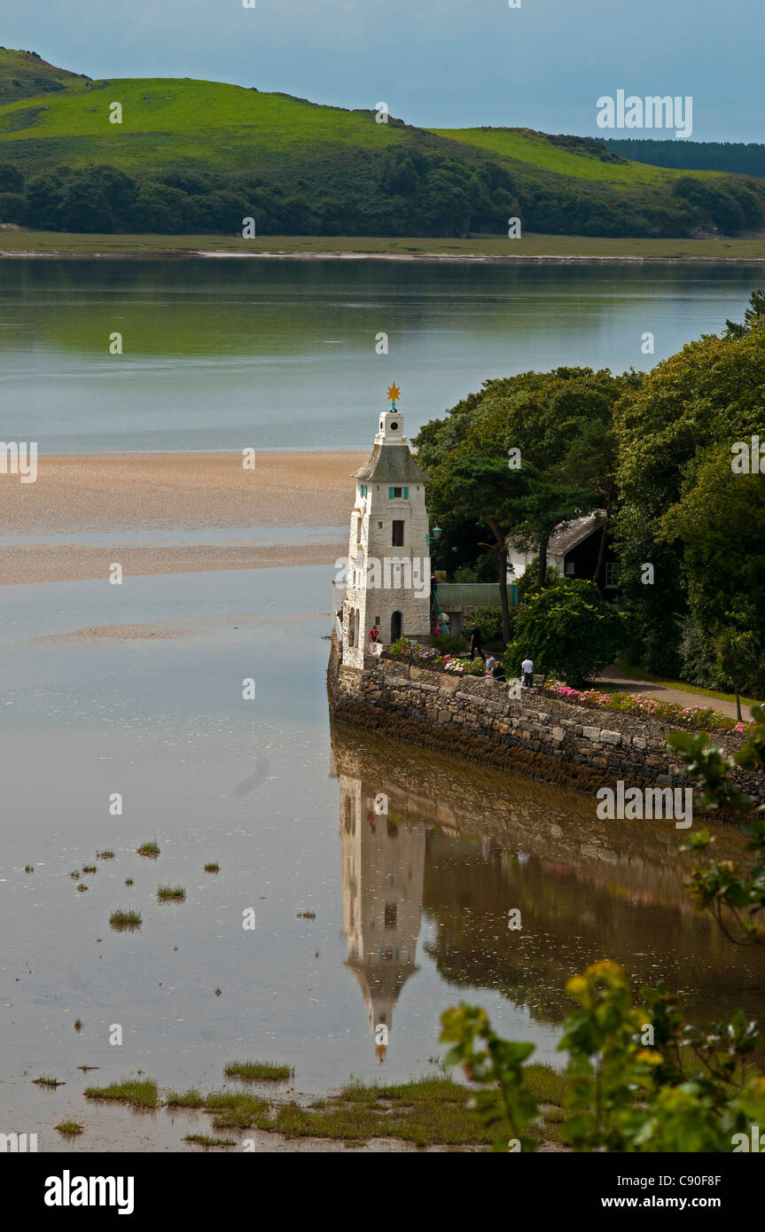 Il villaggio di Portmeirion con torre campanaria, fondata da Welsh architekt Sir Clough Williams-Ellis nel 1926, Wales, Regno Unito Foto Stock Il villaggio di Portmeirion con torre campanaria, fondata da Welsh architekt Sir Clough Williams-Ellis nel 1926, Wales, Regno Unito Foto Stock