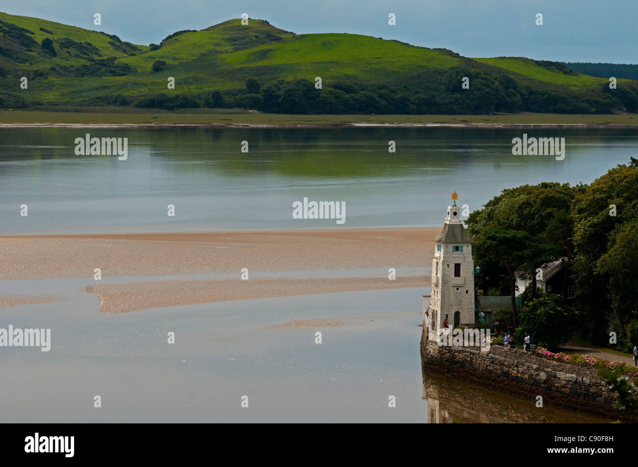 Il villaggio di Portmeirion con torre campanaria, fondata da Welsh architekt Sir Clough Williams-Ellis nel 1926, Wales, Regno Unito Foto Stock Il villaggio di Portmeirion con torre campanaria, fondata da Welsh architekt Sir Clough Williams-Ellis nel 1926, Wales, Regno Unito Foto Stock