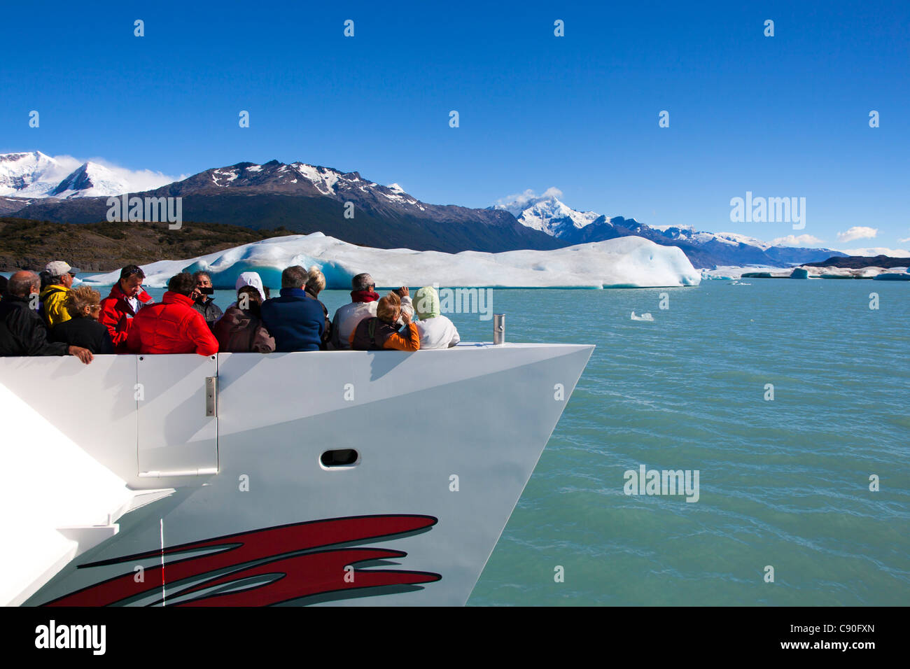 La gente che prende le immagini dei ghiacciai al Lago Argentino, parco nazionale Los Glaciares, vicino a El Calafate, Patagonia, Argentina Foto Stock