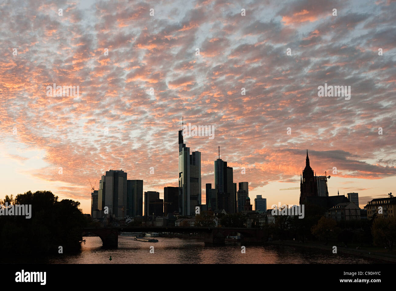 Il fiume principale e dello skyline della città al tramonto, Francoforte, Germnay Foto Stock