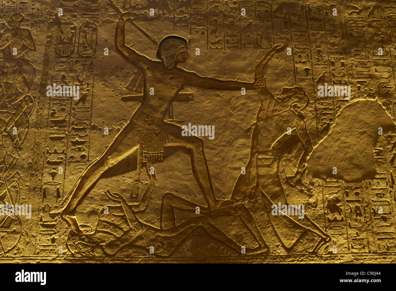 Arte Egizia Grande Tempio di Ramses II. Campagna militare. Il faraone Ramses II in lotta con un nemico. Abu Simbel. L'Egitto. Foto Stock