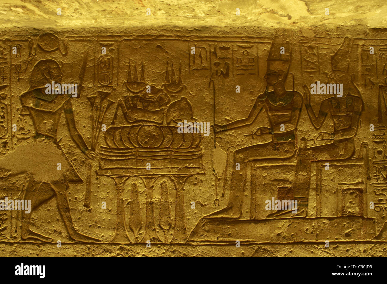 Arte Egizia Grande Tempio di Ramses II. Rilievo raffigurante un sacrificio agli dèi. Abu Simbel. L'Egitto. Foto Stock