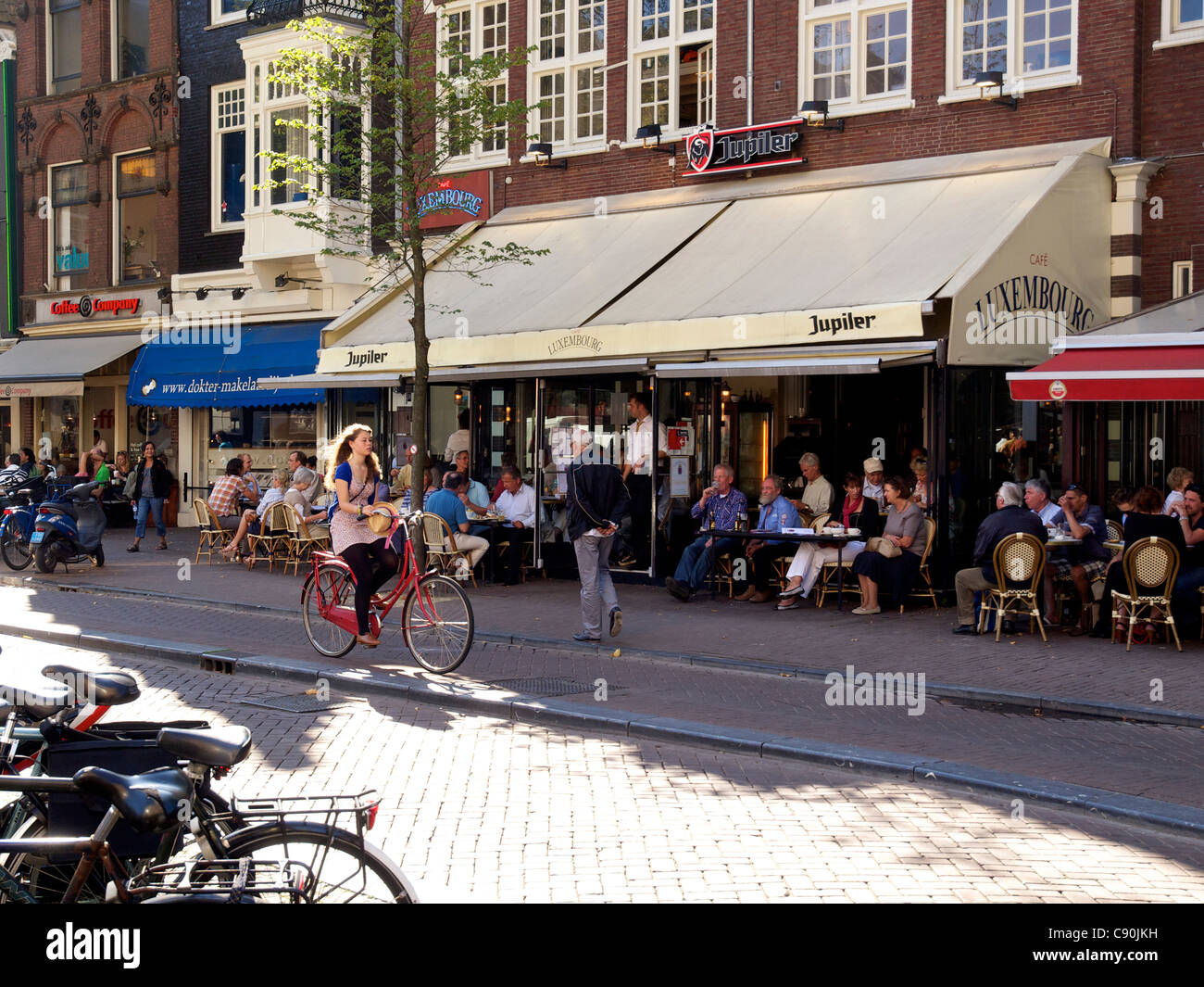 Cafe Lussemburgo sulla piazza Spui è uno dei più popolari grand cafè a Amsterdam, Paesi Bassi Foto Stock