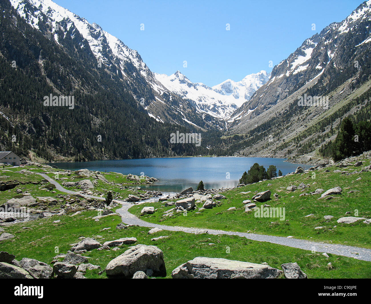 Francia, Pirenei, Lac de Gaube, lago con cime innevate Foto Stock