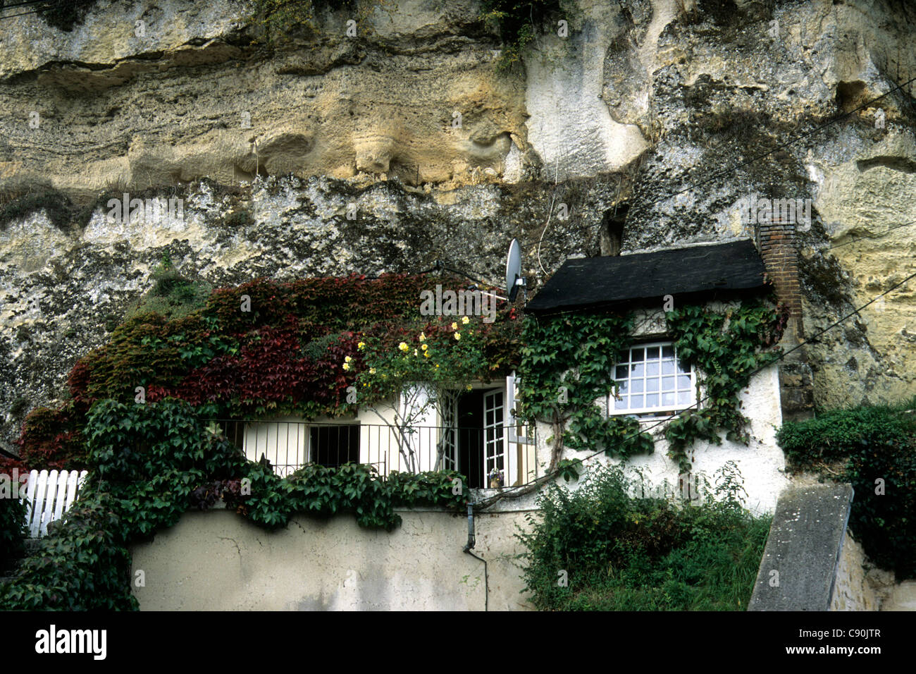 La Francia. Loire. Case troglodite sulla Loire entrando Les Roches-Lévêque. Molti con interni moderni, tv satellitare ecc. Foto Stock