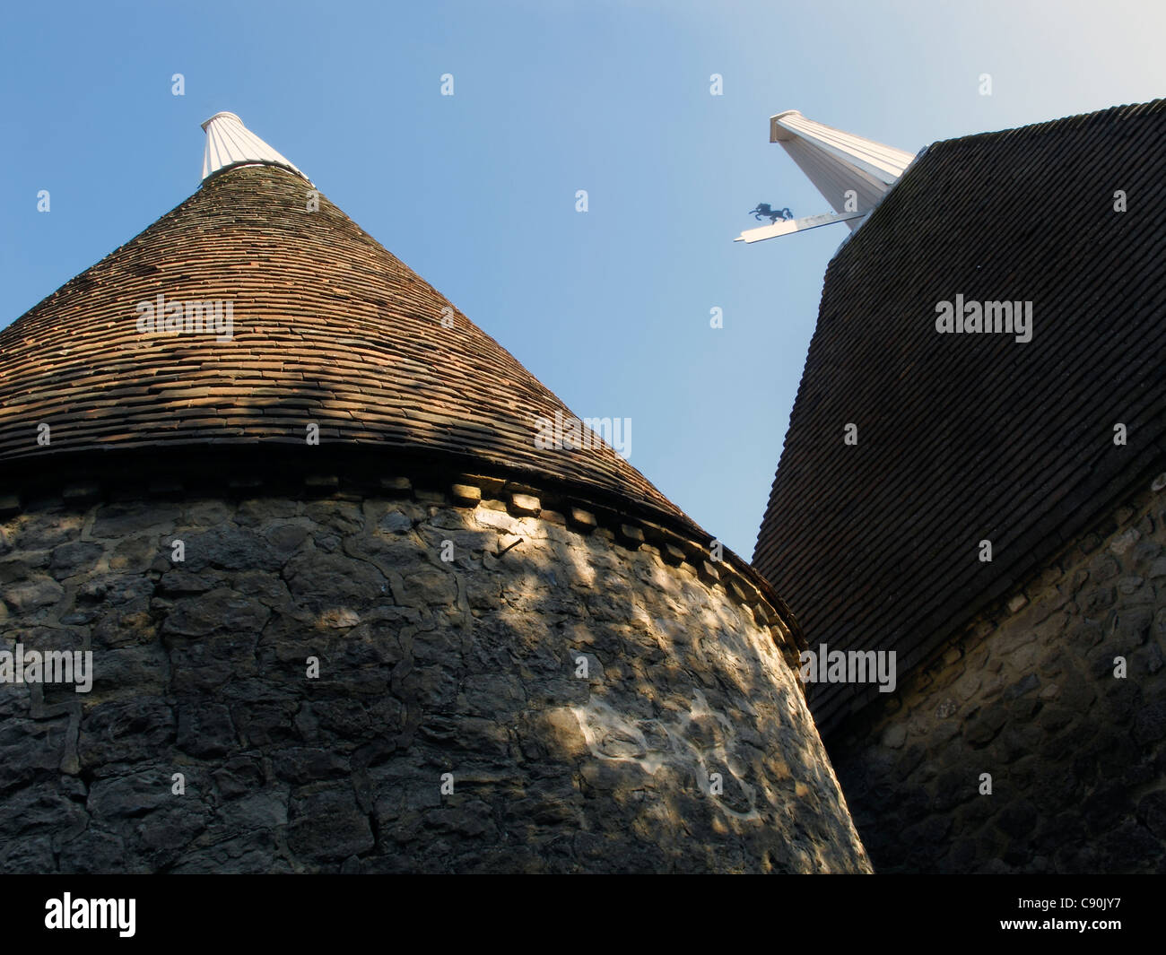 Angolo basso prospettica di oast case, Kent, England, Regno Unito Foto Stock