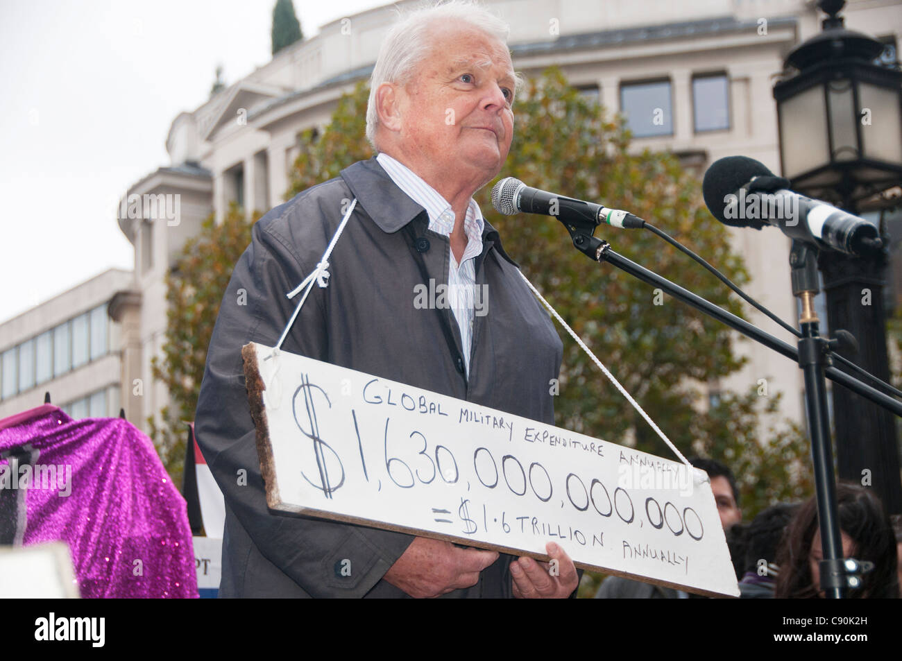 Occupare di Londra. San Paolo. Bruce Kent British attivista politico ,ex CND leader con il cartello indicante le spese militari. Foto Stock