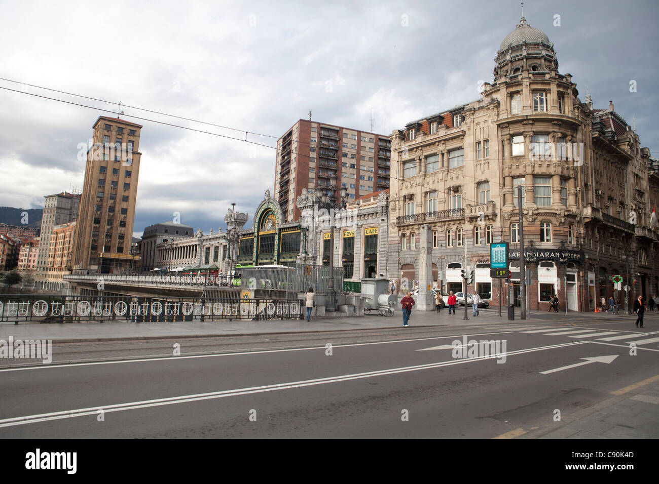 Bilbao Spagna città urban edifici su strada trasporto Pais Vasco persone Foto Stock