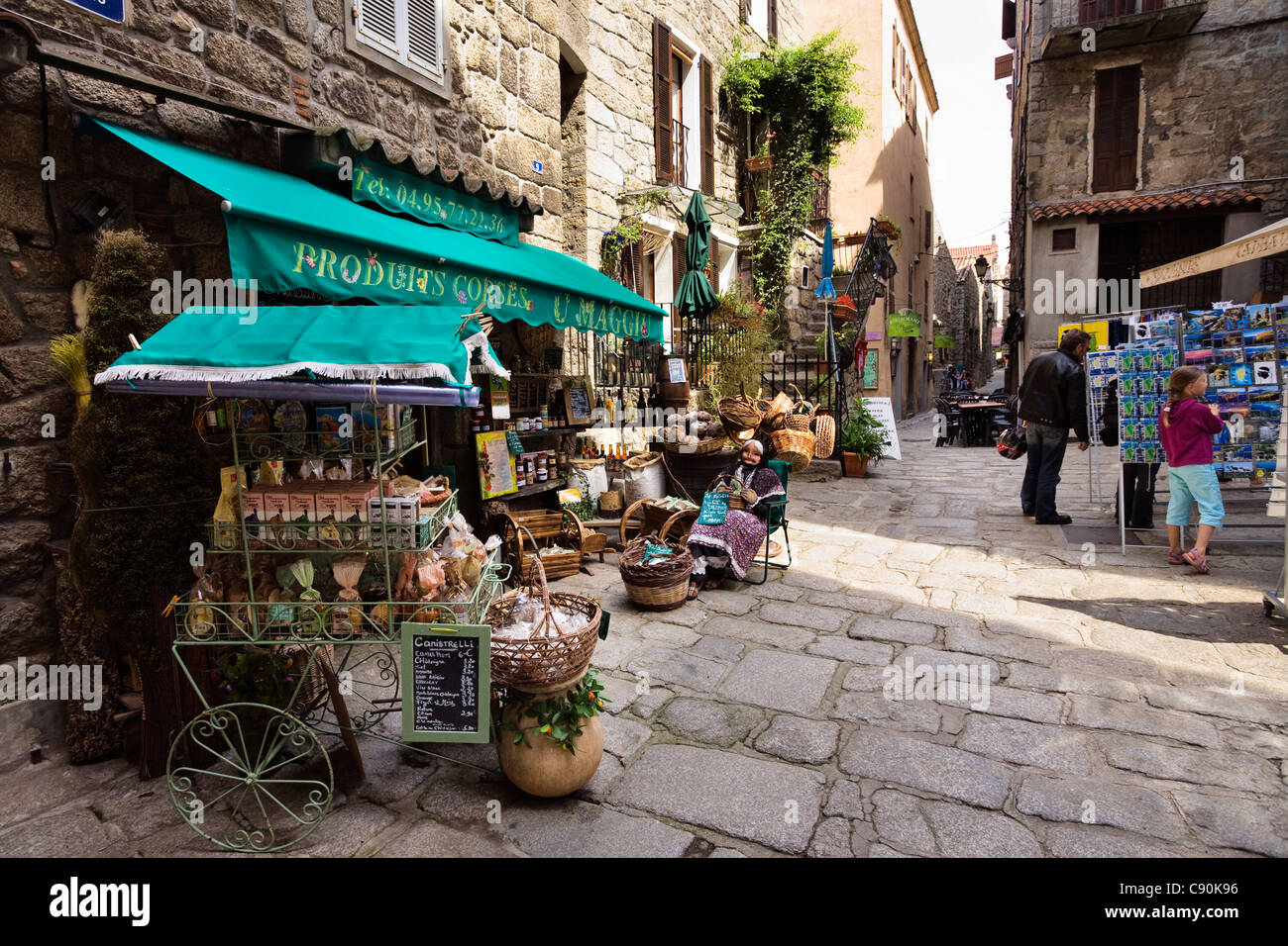 Negozio di vendita di prodotti locali tradizionali, Place du Maggiu, città vecchia di Sartene, Corsica, Francia, Europa Foto Stock
