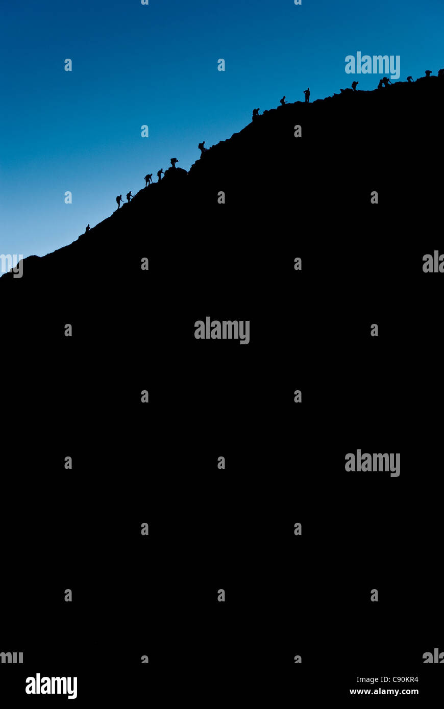 Silhouette di scuotipaglia climbing bordo aguzzo Blencathra, Lake District, Cumbria Foto Stock