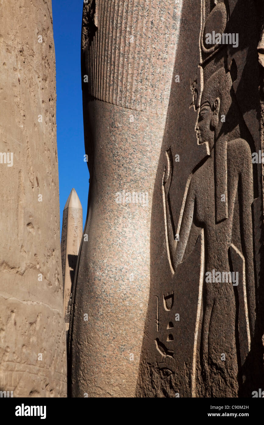 Dettaglio della gamba di una colossale statua di Ramses II Tempio di Luxor Luxor grande corte di Ramesse II Tempio di Luxor Luxor Egitto Afr Foto Stock