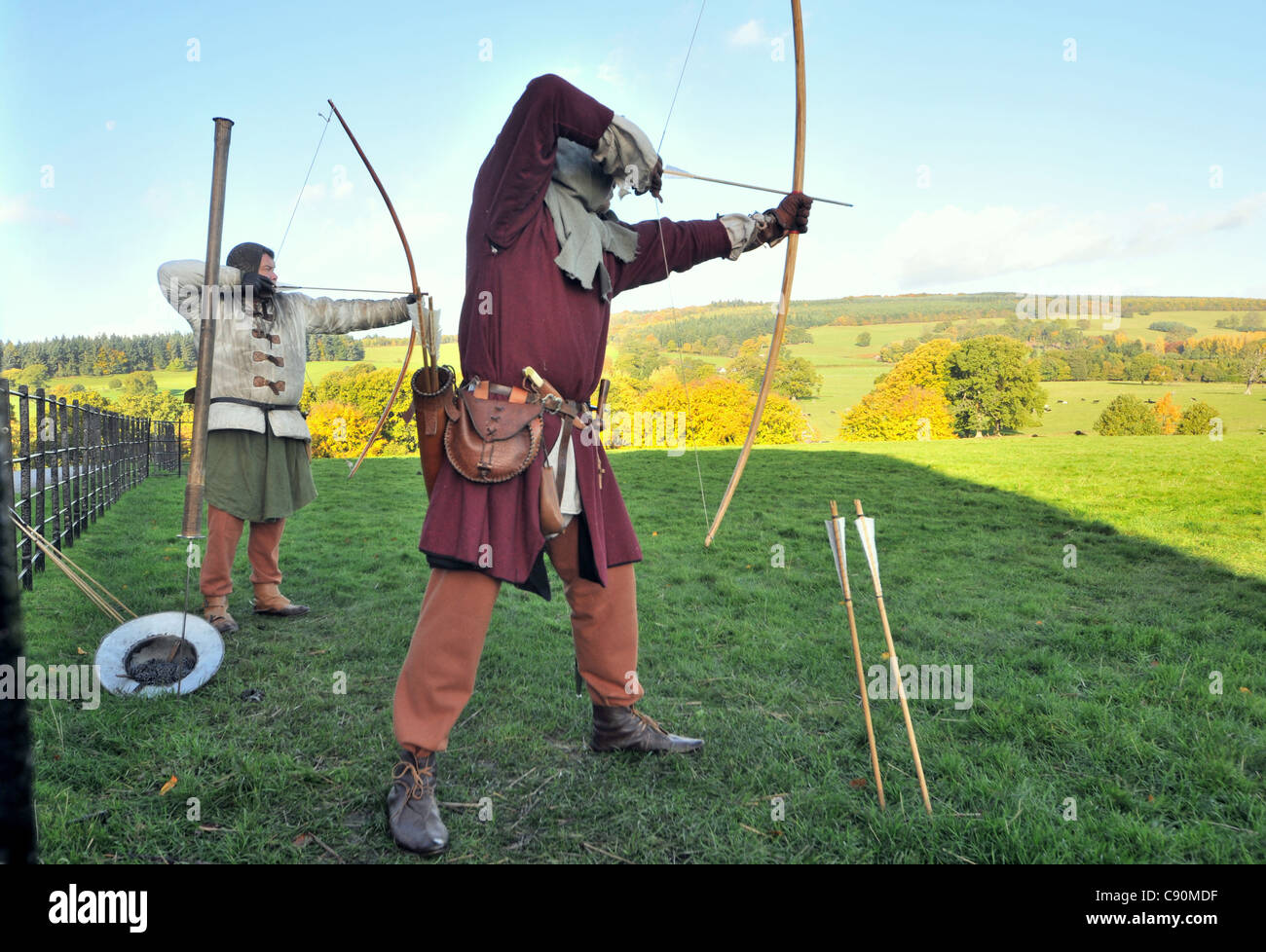 Cavalieri di fronte Chirk Castle vicino a Llangollen, nord-Galles Wales, Gran Bretagna Foto Stock