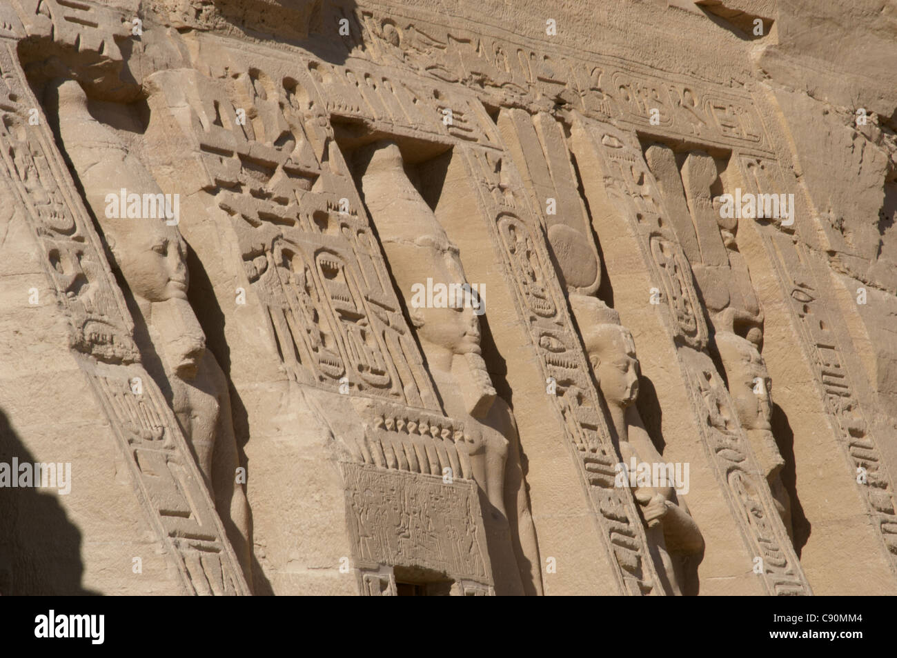 Arte Egizia Tempio di Hathor o piccolo tempio. Facciata con il faraone Ramses II e di sua moglie Nefertari. Abu Simbel. L'Egitto. Foto Stock