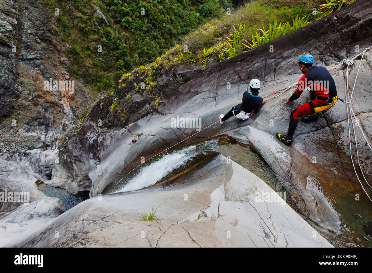 Persone canyoning al Canyon du Fleur Jaune bei Cilaos, La Reunion, Oceano Indiano Foto Stock