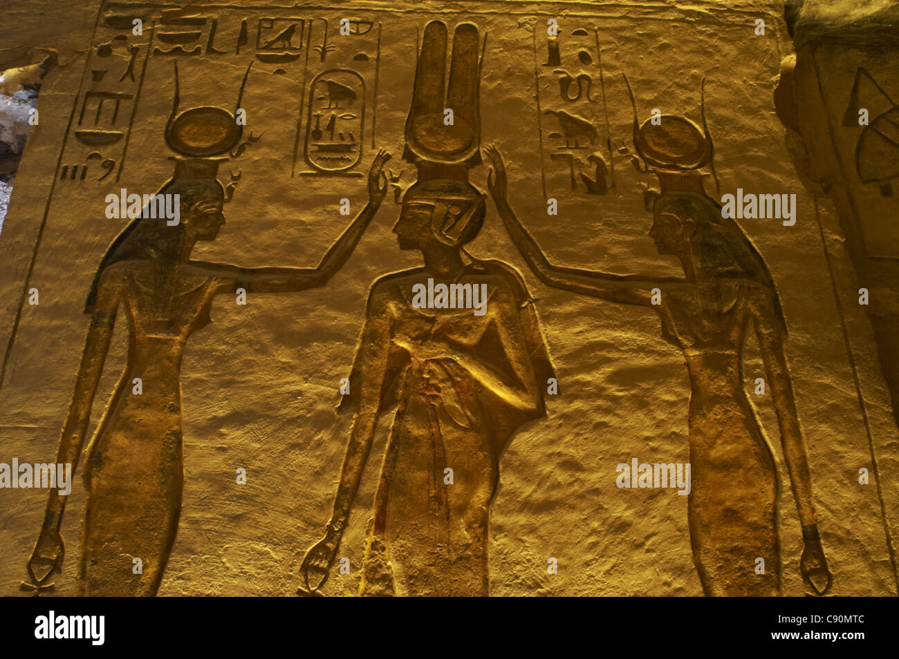 Arte Egizia Grande Tempio di Ramses II. Rilievo raffigurante il faraone Ramses II con due divinità. Abu Simbel. L'Egitto. Foto Stock