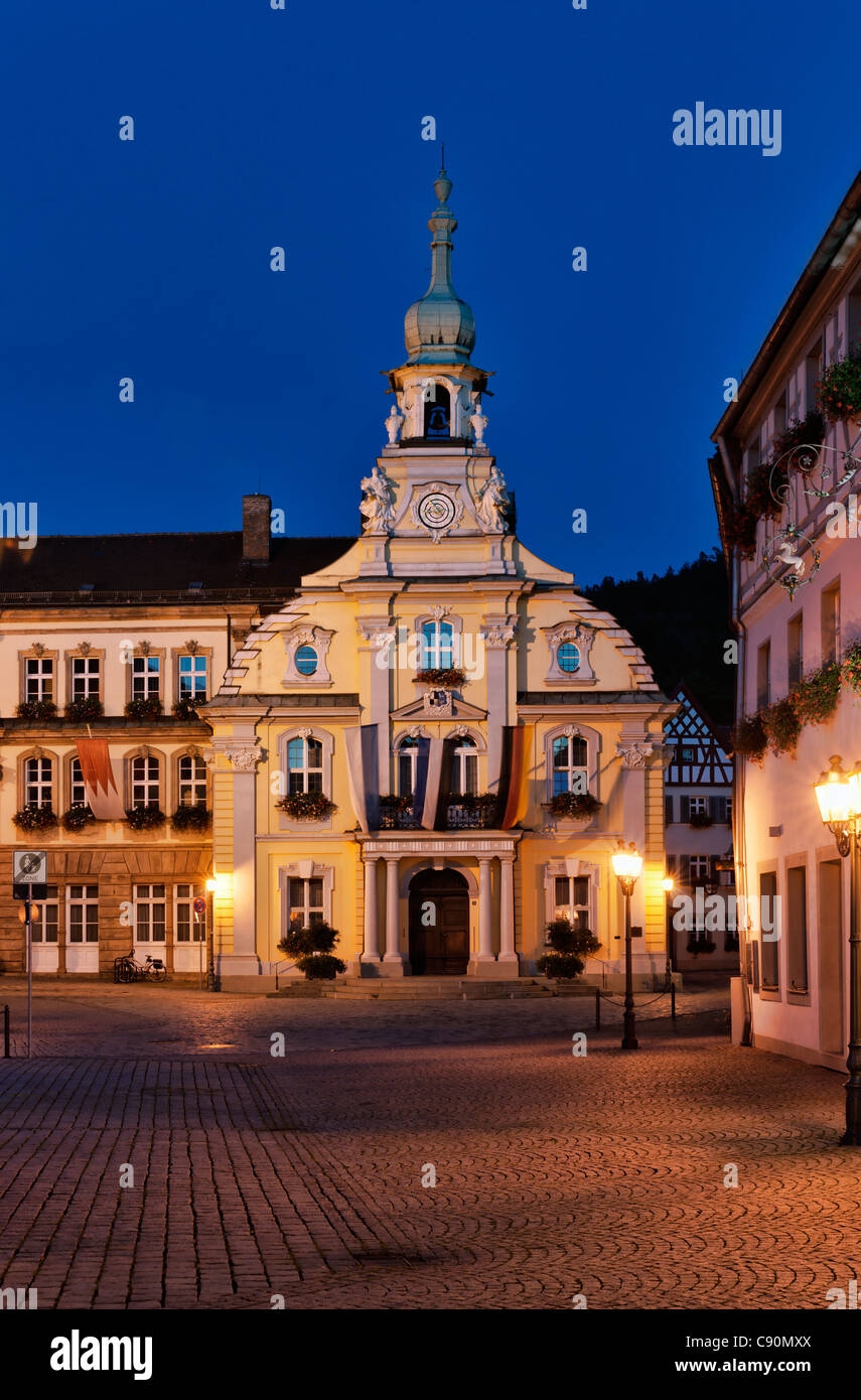 Il municipio sulla piazza del mercato di sera, Kulmbach, Alta Franconia, Franconia, Baviera, Germania Foto Stock