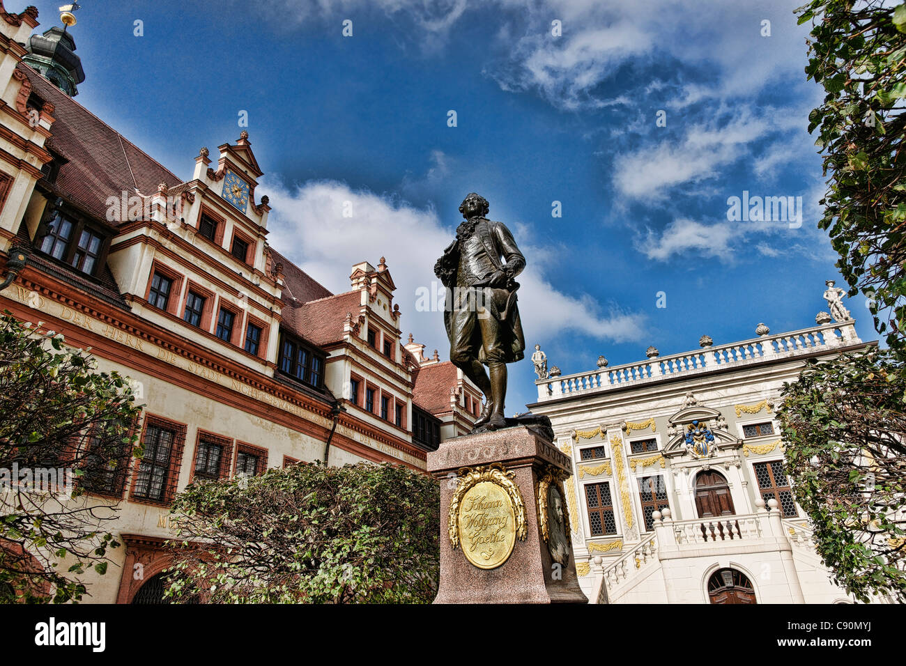 Monumento di Goethe e il Vecchio Municipio, Old Stock Exchange, mangiare dolci mercato, Leipzig, in Sassonia, Germania Foto Stock