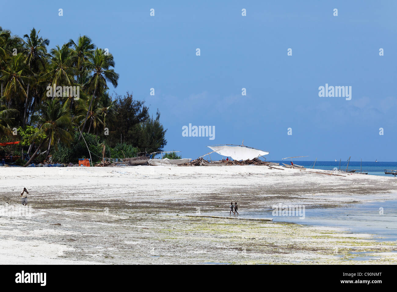 Dhow società di costruzione nel villaggio di Nungwi, Zanzibar, Tanzania Africa Foto Stock