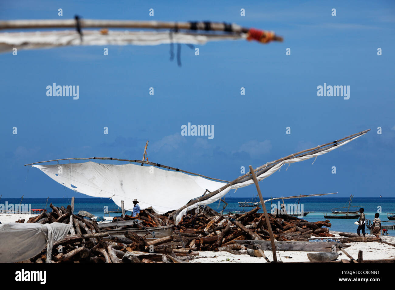 Dhow società di costruzione nel villaggio di Nungwi, Zanzibar, Tanzania Africa Foto Stock