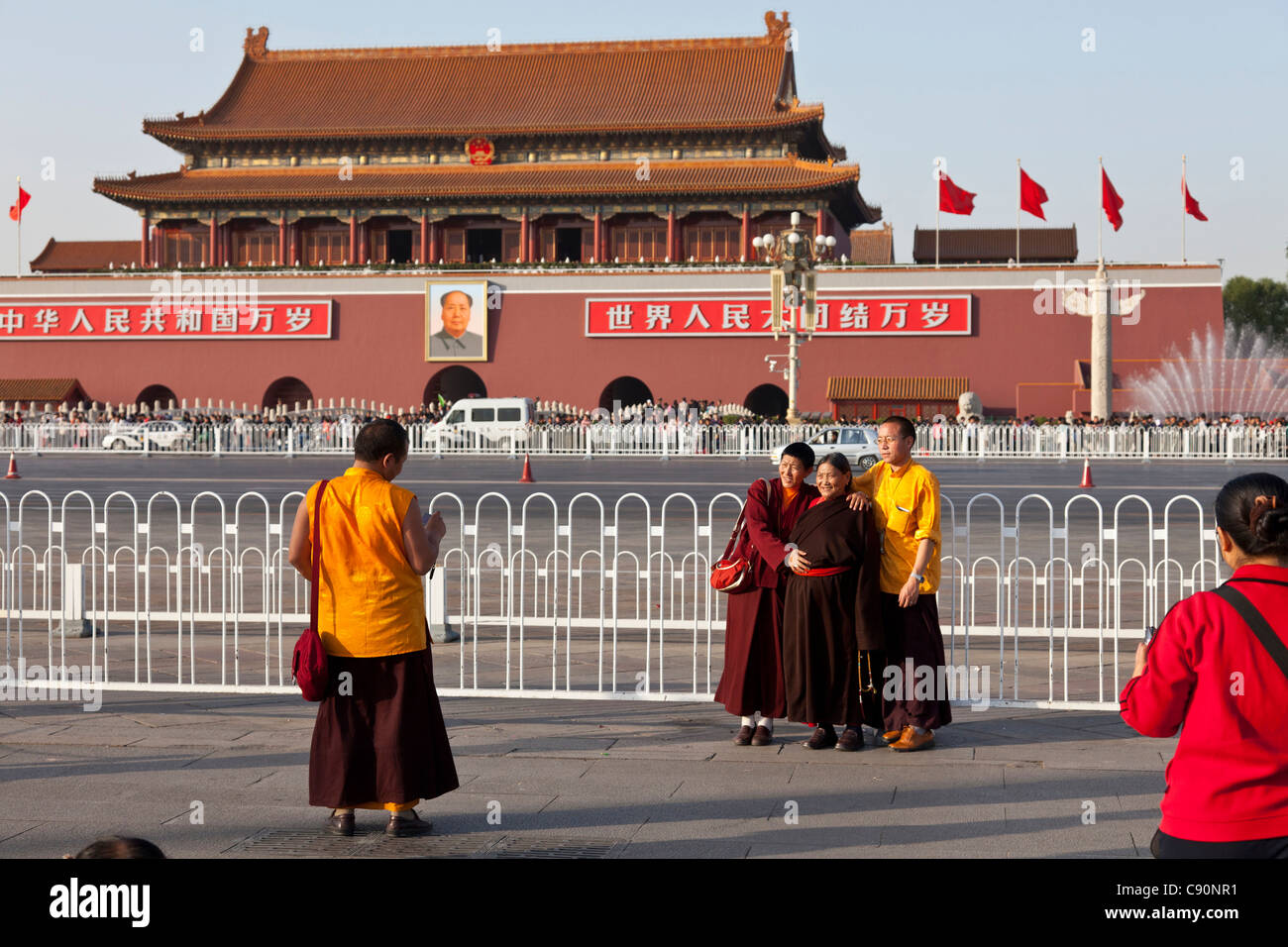 Il Tibetano monaci e monache su Piazza Tiananmen fotografare Porta della Pace Celeste Mao Zedong Pechino Repubblica Popolare di Cina Foto Stock