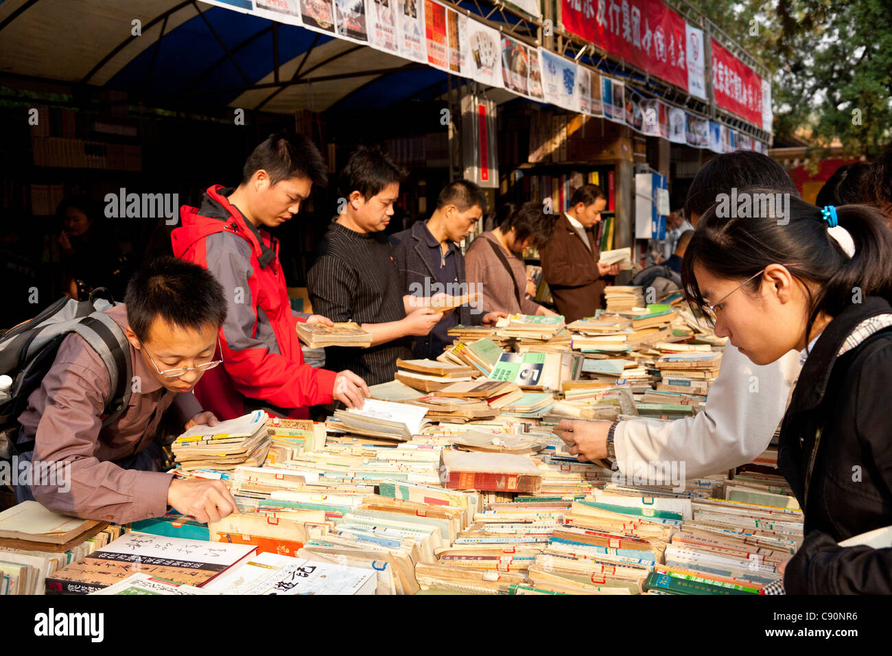 Il mercato del libro nel Parco Ditan, il popolo cinese di sfogliare i libri, Pechino, Repubblica Popolare di Cina Foto Stock