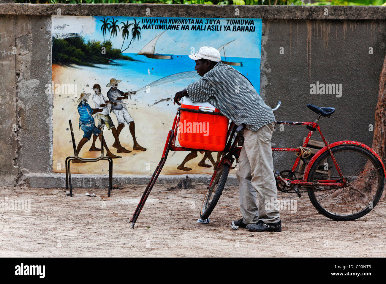 L'uomo di fronte al cancello della scuola di Jambiani, Zanzibar, Tanzania Africa Foto Stock