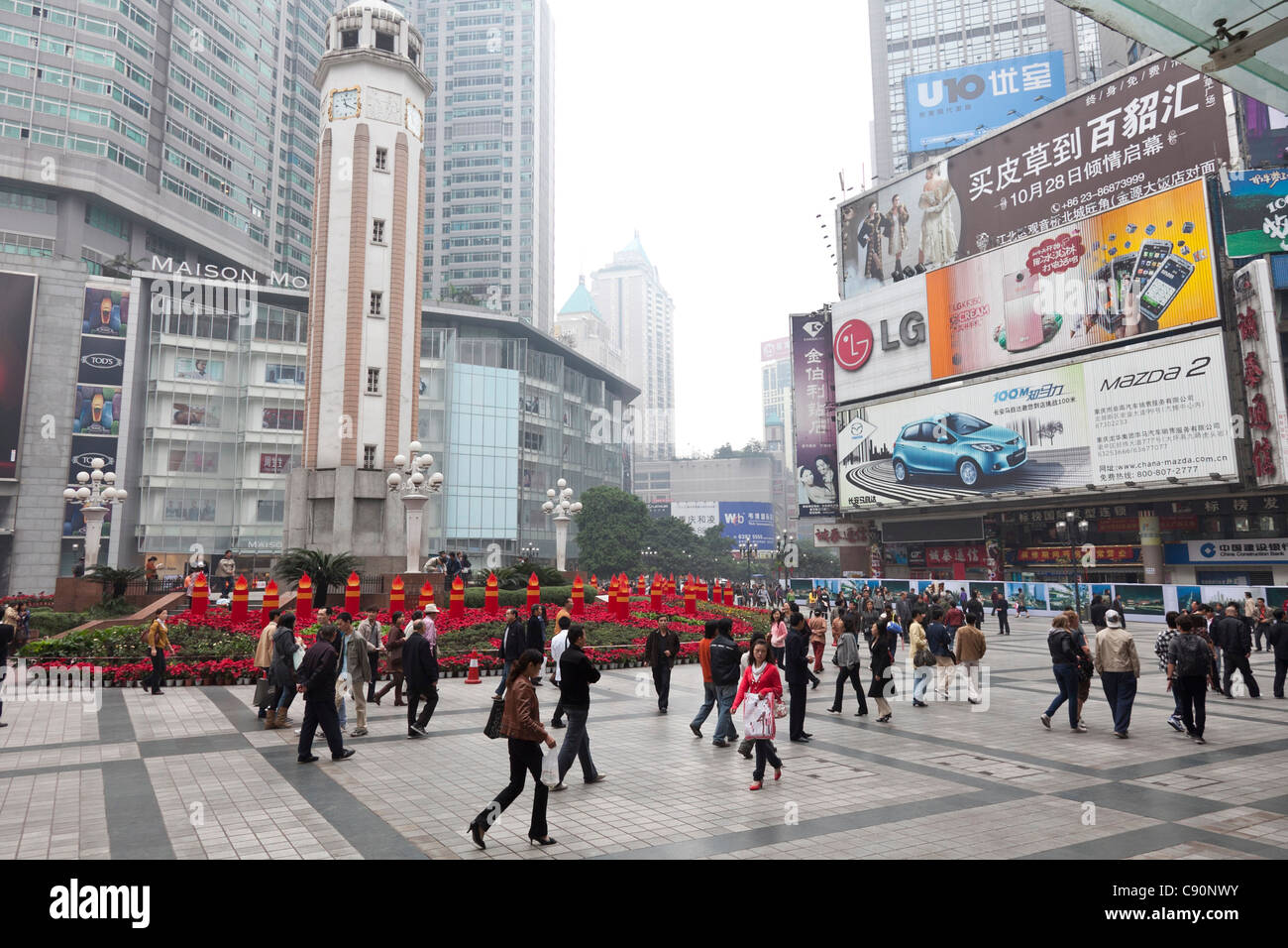 Piazza a Chongqing, pedoni, pubblicità e grattacieli, Chongqing, la Repubblica popolare cinese Foto Stock