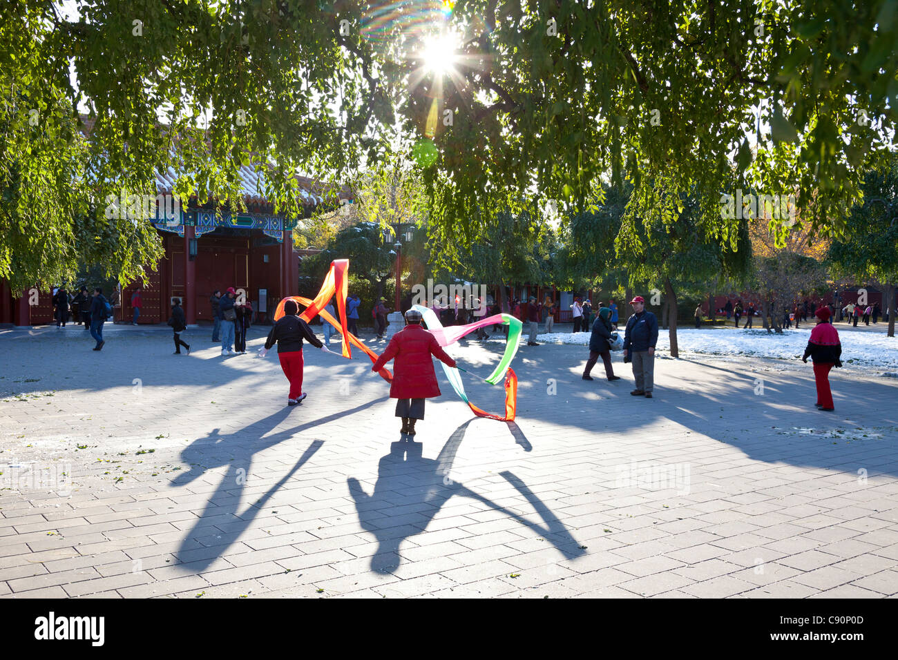 Mattina sport nel Parco Jingshan ballerine eseguendo una ritmica danza danza nastro esercizio di prima mattina Pechino P Foto Stock Mattina sport nel Parco Jingshan ballerine eseguendo una ritmica danza danza nastro esercizio di prima mattina Pechino P Foto Stock