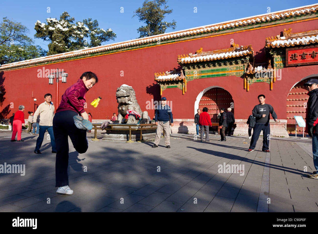 Mattina sport nel Parco Jingshan presso la porta nord gruppo giocando badminton utilizzando i loro piedi esercizio di prima mattina Beiji Foto Stock Mattina sport nel Parco Jingshan presso la porta nord gruppo giocando badminton utilizzando i loro piedi esercizio di prima mattina Beiji Foto Stock