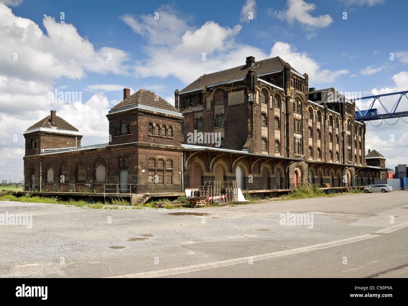 Vecchi edifici del porto a Krefeld Porto sul Reno, NRW, Germania. Foto Stock