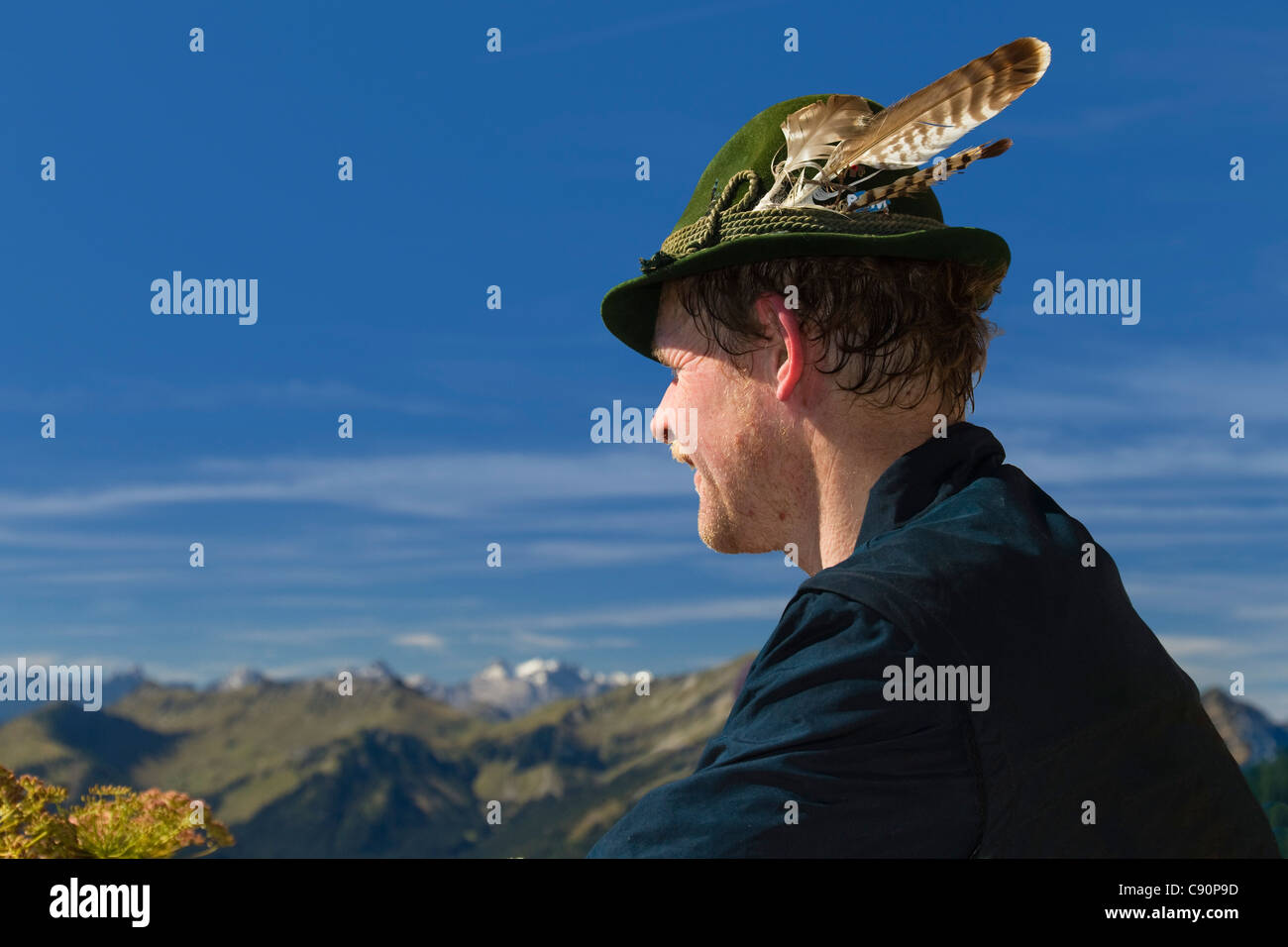 Tipico uomo bavarese con piume sul suo cappello sul vertice Schildenstein, Alpi bavaresi, Alta Baviera, Baviera, Germania, Europa Foto Stock