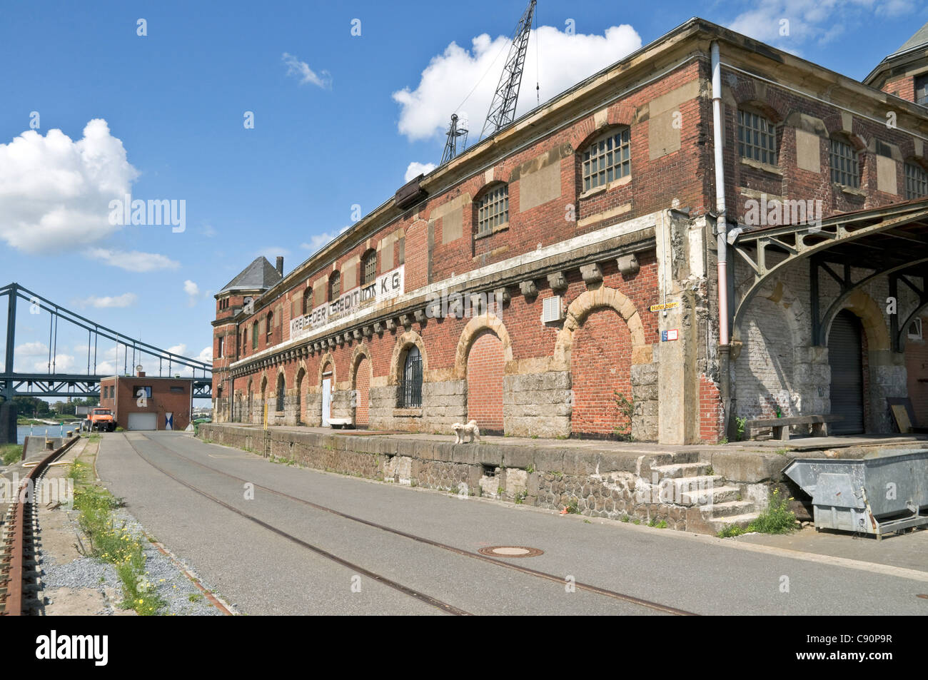 Vecchi edifici del porto a Krefeld Porto sul Reno, NRW, Germania. Foto Stock