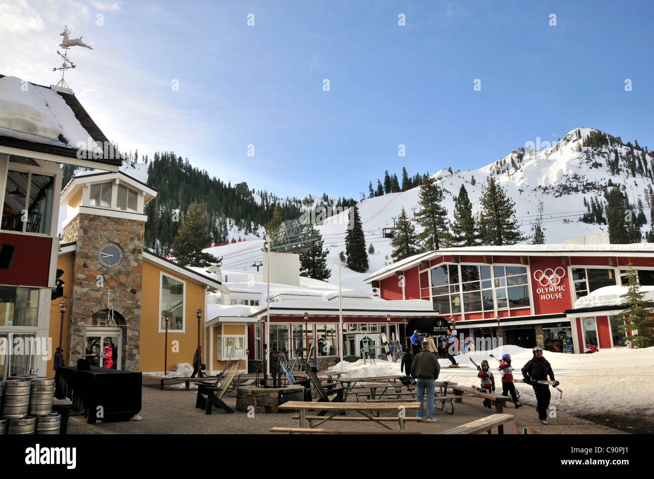 Edifici nella parte anteriore della montagna innevata, area sciistica Squaw Valley vicino a Lake Tahoe, a nord della California, Stati Uniti d'America, America Foto Stock