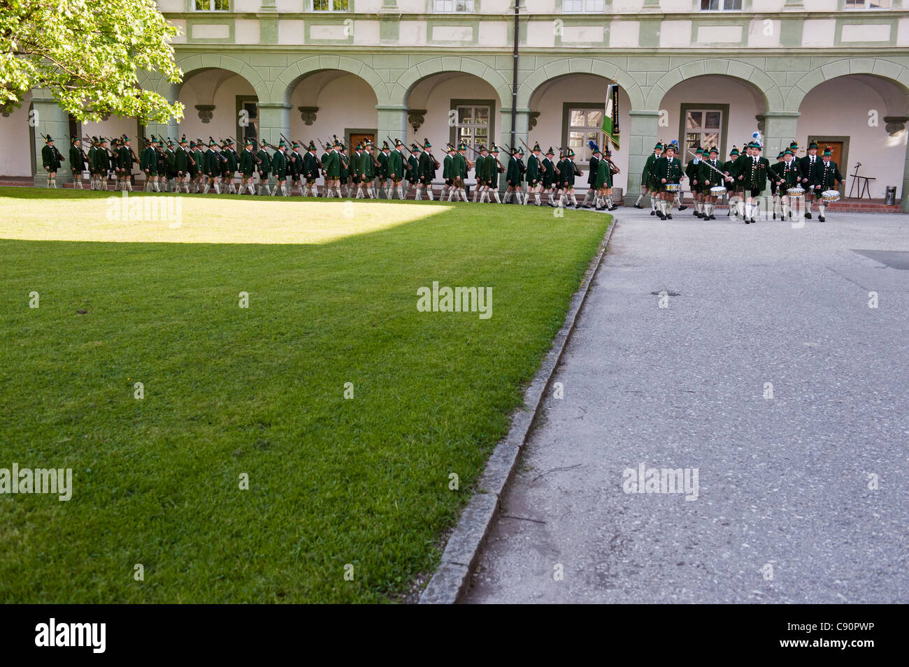 Le protezioni in tradizionali abiti bavarese, la processione del Corpus Domini, Benediktbeuern, Alpine foreland, Alta Baviera, Baviera, germe Foto Stock