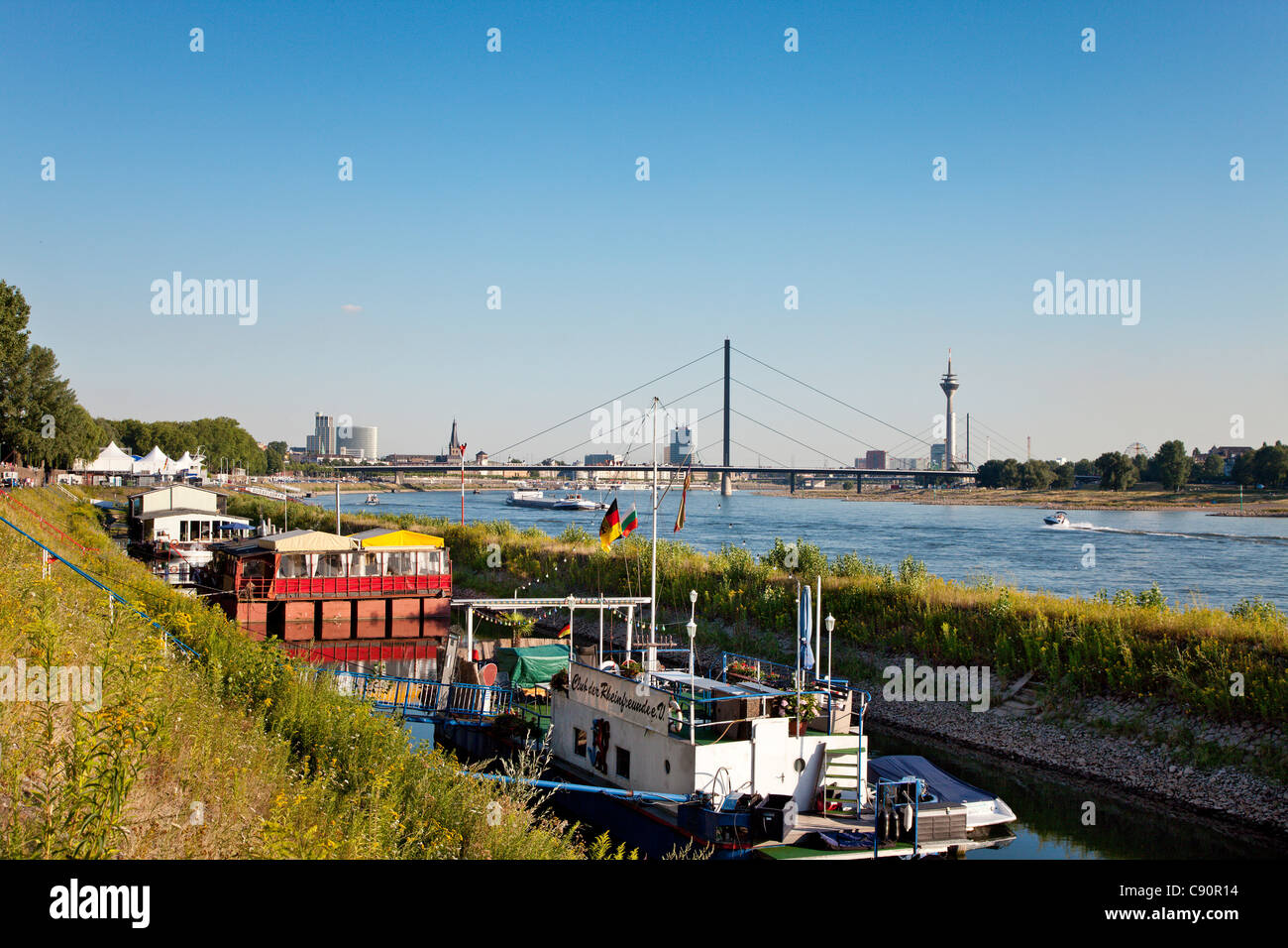 Imbarcazioni al fiume Reno, Duesseldorf Duesseldorf, nella Renania settentrionale-Vestfalia, Germania, Europa Foto Stock