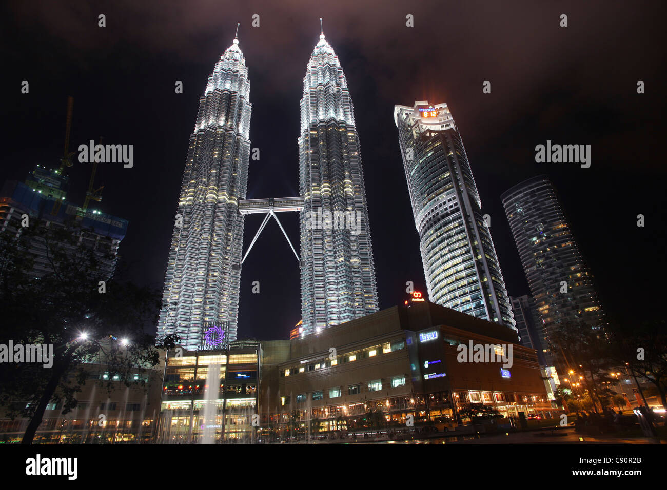 Petronas Towers di notte, Kuala Lumpur, Malesia, Asia Foto Stock