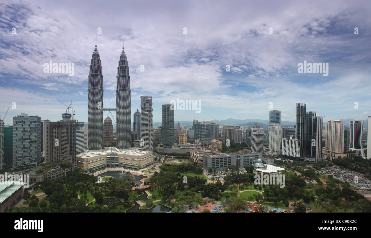 Petronas Towers con City Centre Park, 452 metri di altezza, architetto Cesar Antonio Pelli, Kuala Lumpur, Malesia, Asia Foto Stock