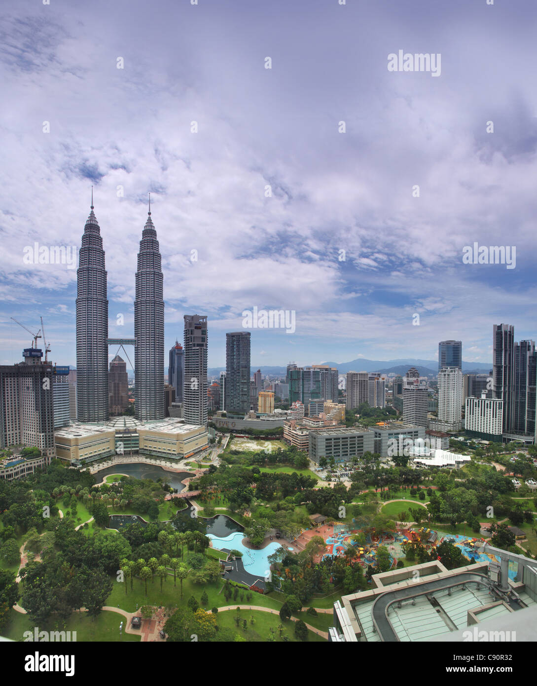 Petronas Towers con City Centre Park, 452 metri di altezza, architetto Cesar Antonio Pelli, Kuala Lumpur, Malesia, Asia Foto Stock