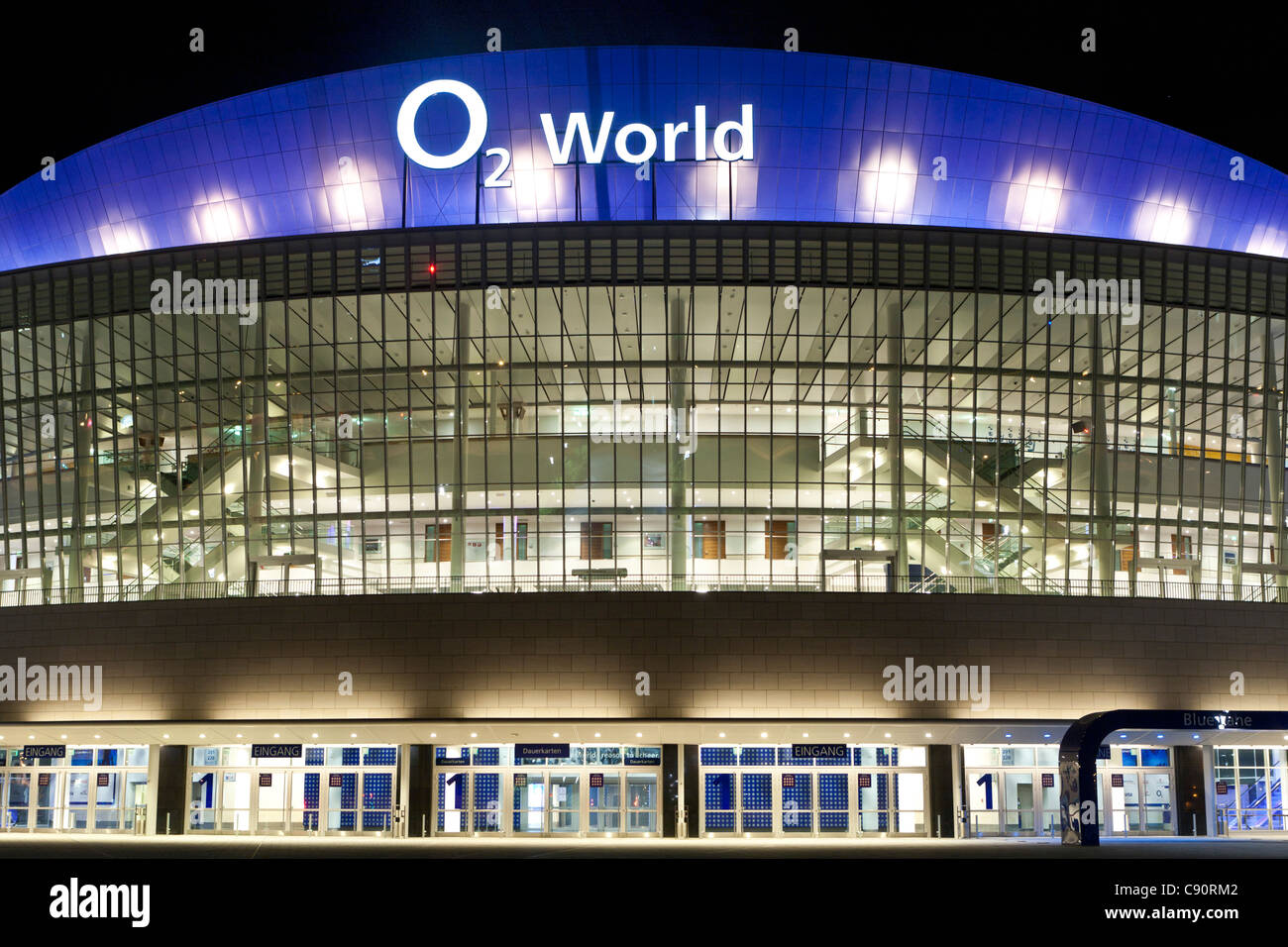 O2 World Stadium di notte, Berlino, Germania Foto Stock