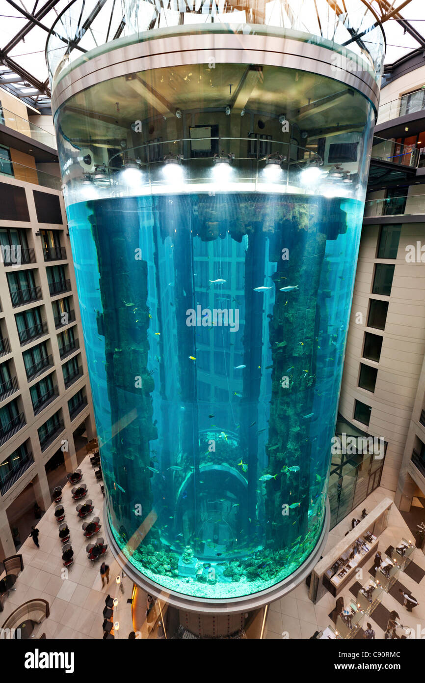 AquaDom, il più grande acquario cilindrico nella hall del Radisson SAS