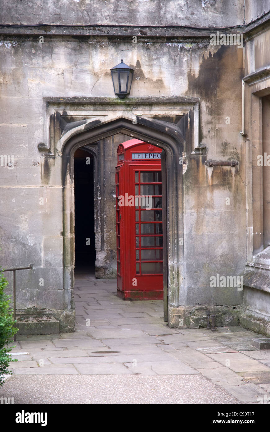 Telefono rosso, Magdalen College, Oxford University, Oxford, Regno Unito Foto Stock
